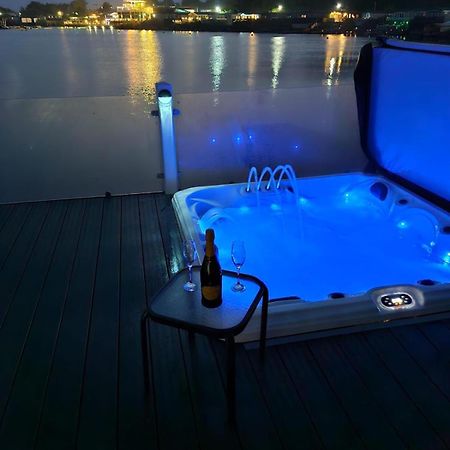 Lakeside Holiday Home With Hot Tub 태터셜 외부 사진