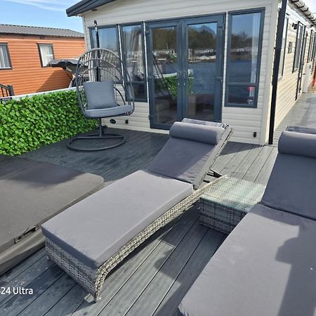 Lakeside Holiday Home With Hot Tub 태터셜 외부 사진