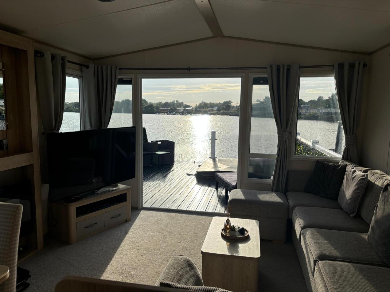 Lakeside Holiday Home With Hot Tub 태터셜 외부 사진