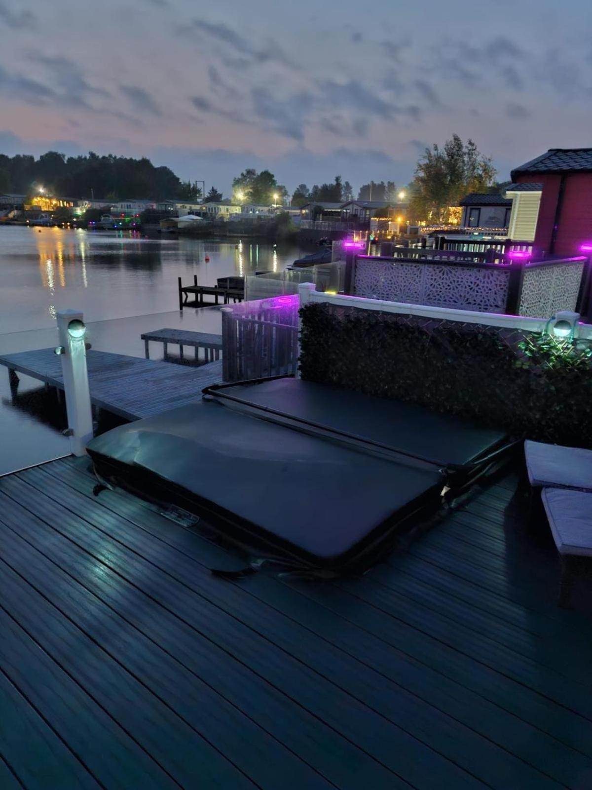 Lakeside Holiday Home With Hot Tub 태터셜 외부 사진
