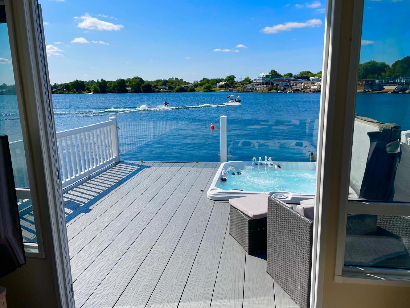 Lakeside Holiday Home With Hot Tub 태터셜 외부 사진