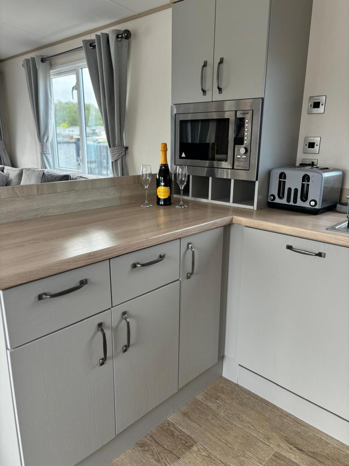 Lakeside Holiday Home With Hot Tub 태터셜 외부 사진