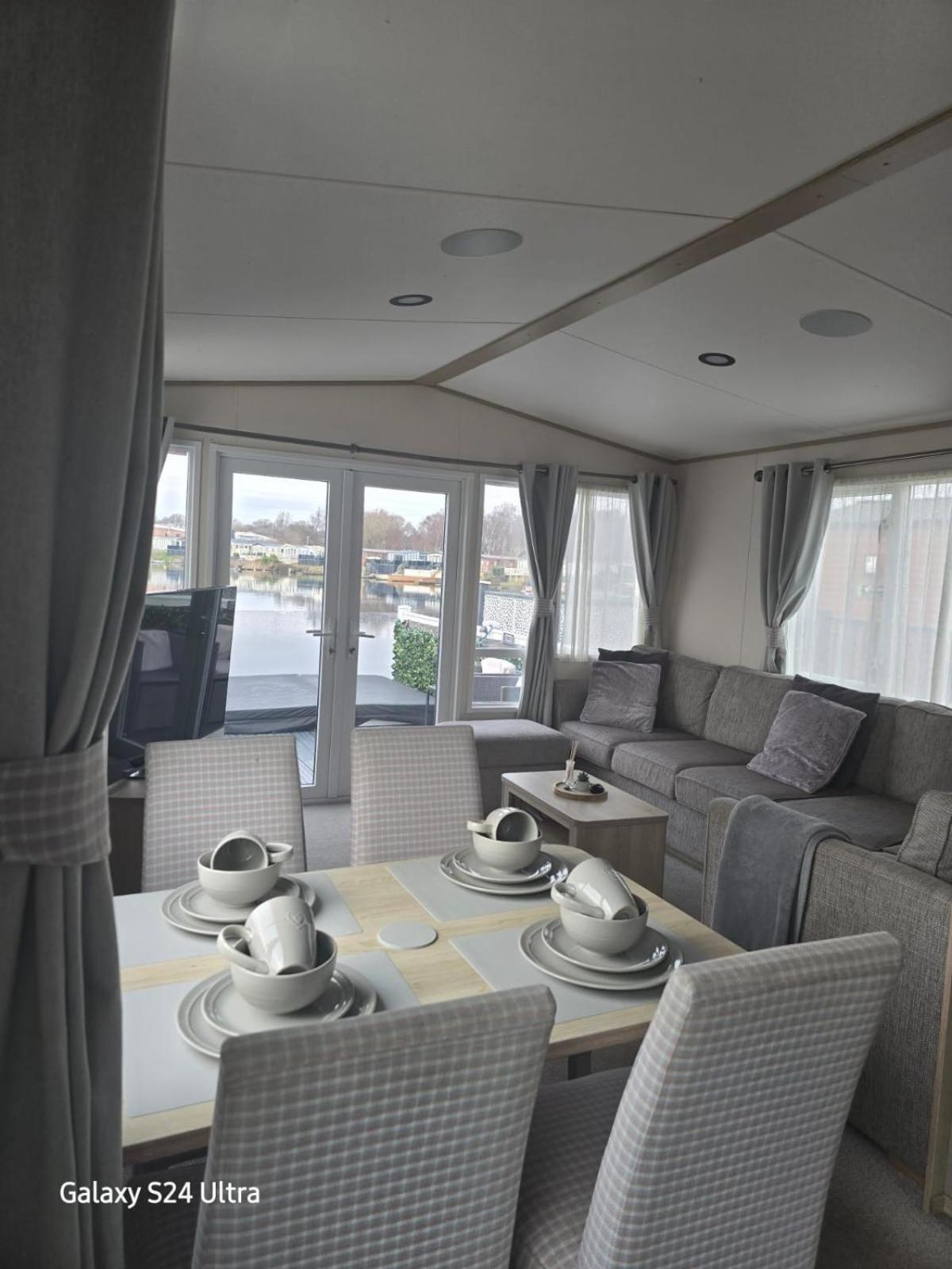Lakeside Holiday Home With Hot Tub 태터셜 외부 사진