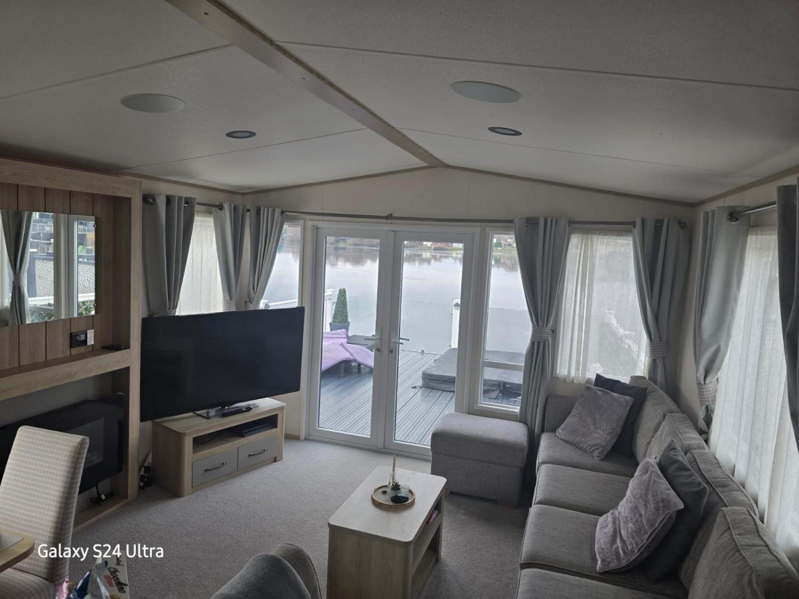 Lakeside Holiday Home With Hot Tub 태터셜 외부 사진