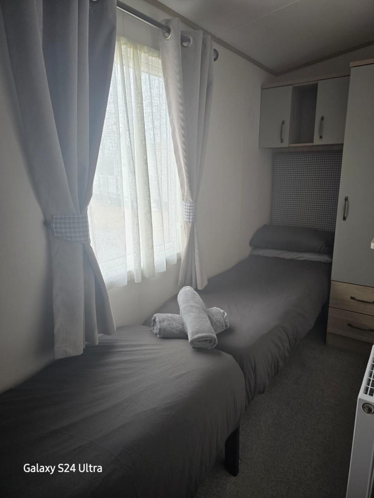 Lakeside Holiday Home With Hot Tub 태터셜 외부 사진