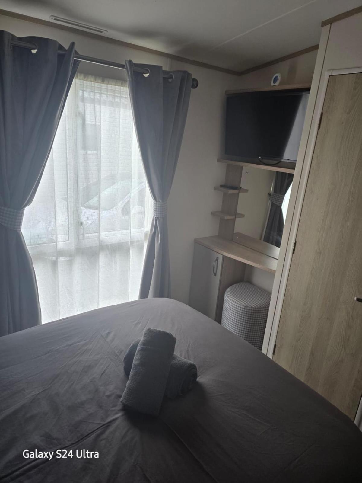 Lakeside Holiday Home With Hot Tub 태터셜 외부 사진